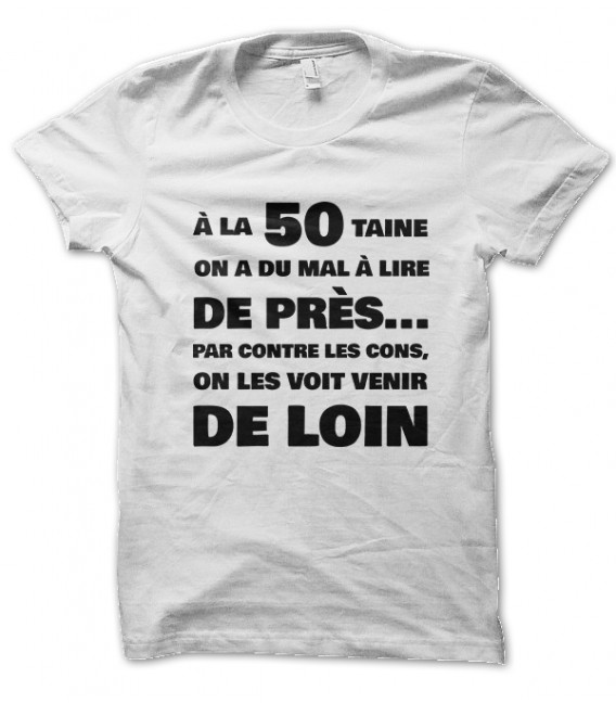 Tee Shirt humoristique A la cinquantaine, on a du mal à lire de près... mais on voit les cons venir de loin..