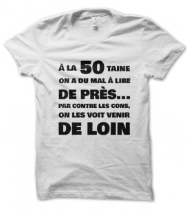 Tee Shirt humoristique A la cinquantaine, on a du mal à lire de près... mais on voit les cons venir de loin..