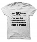 Tee Shirt humoristique A la cinquantaine, on a du mal à lire de près... mais on voit les cons venir de loin..