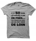 Tee Shirt humoristique A la cinquantaine, on a du mal à lire de près... mais on voit les cons venir de loin..